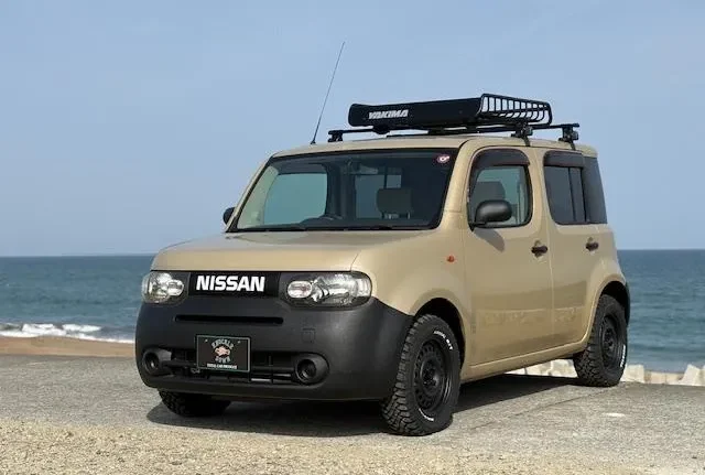 日産キューブベージュ